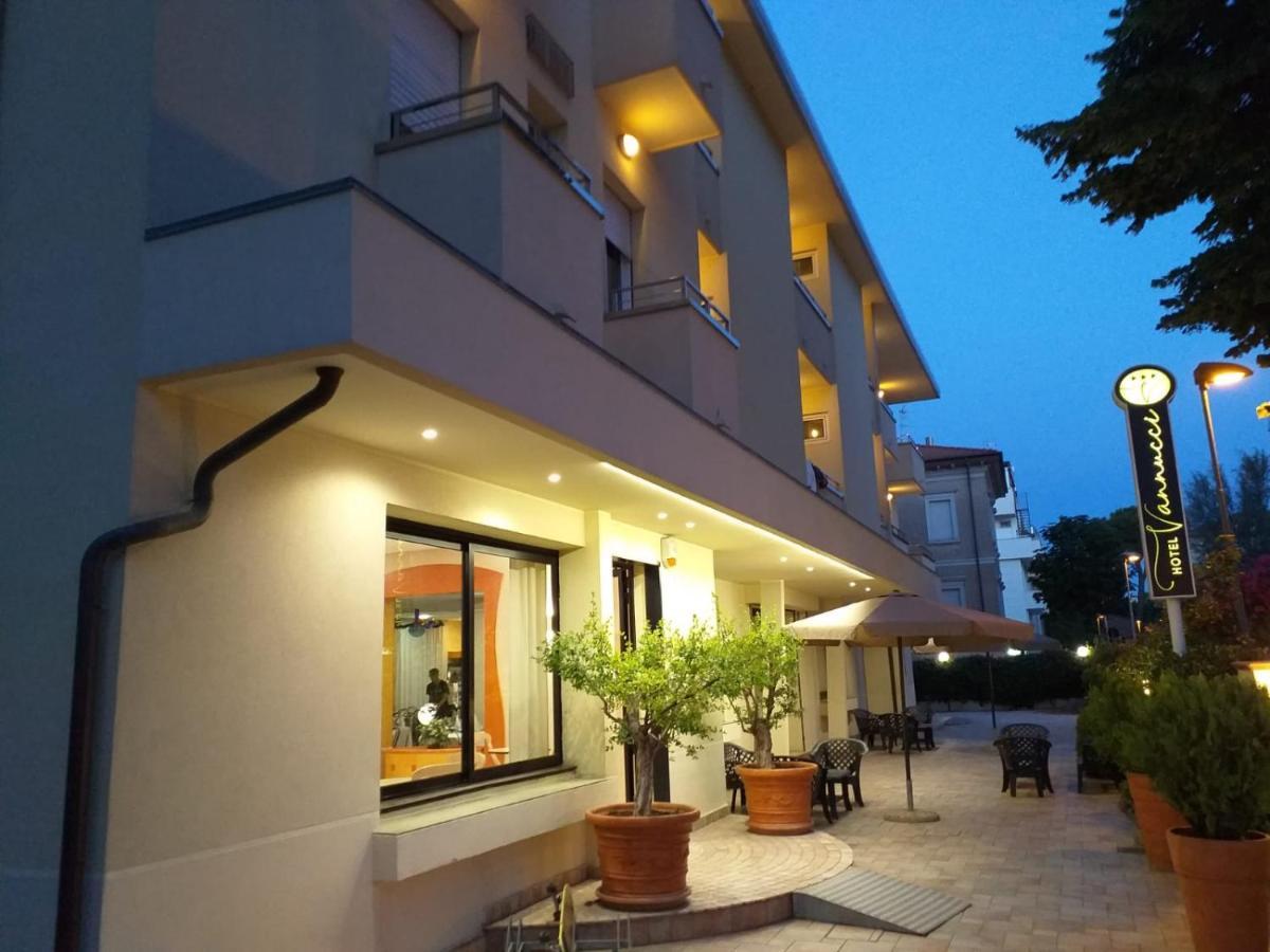 Hotel Vannucci Rimini Buitenkant foto