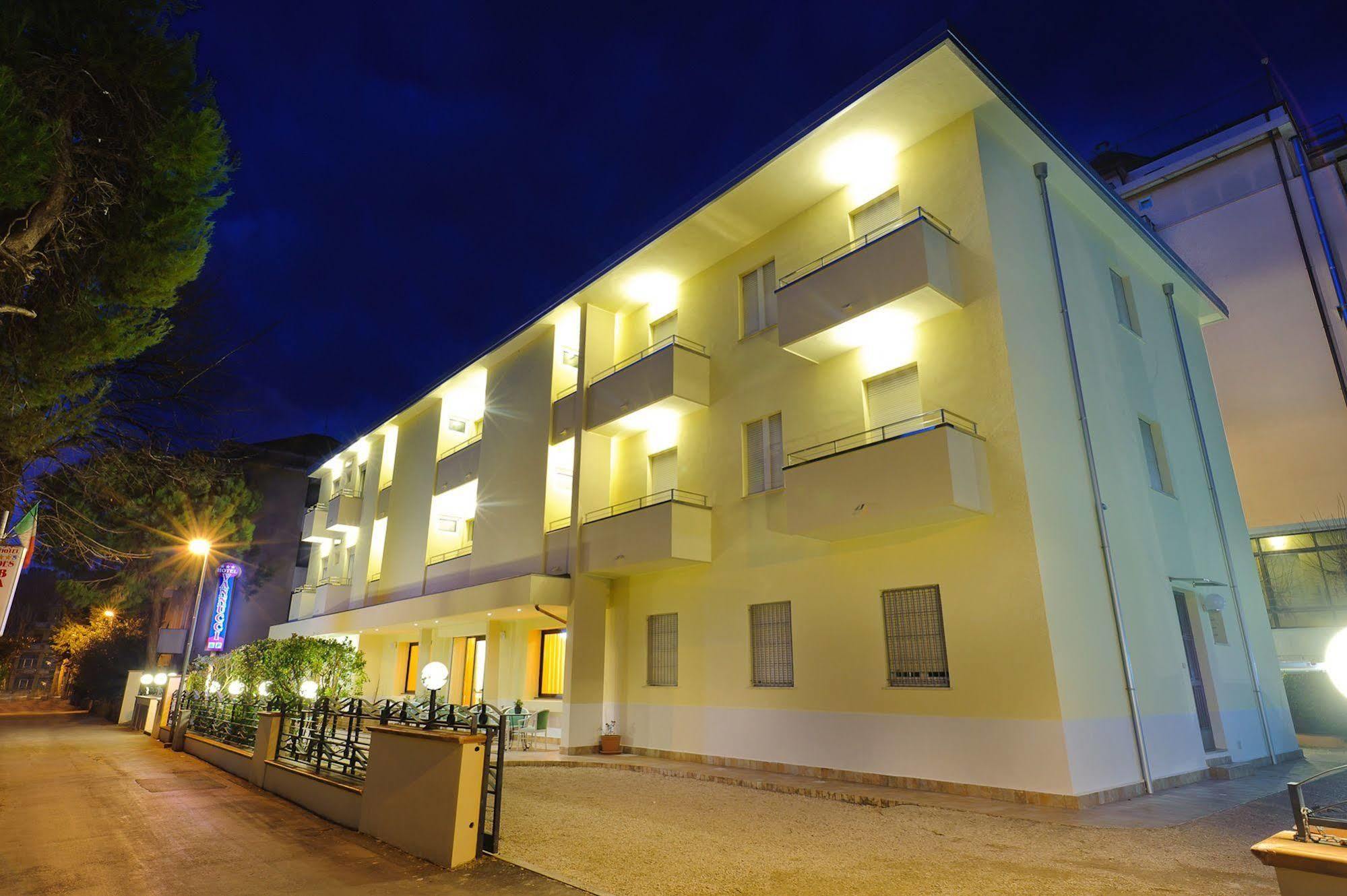 Hotel Vannucci Rimini Buitenkant foto